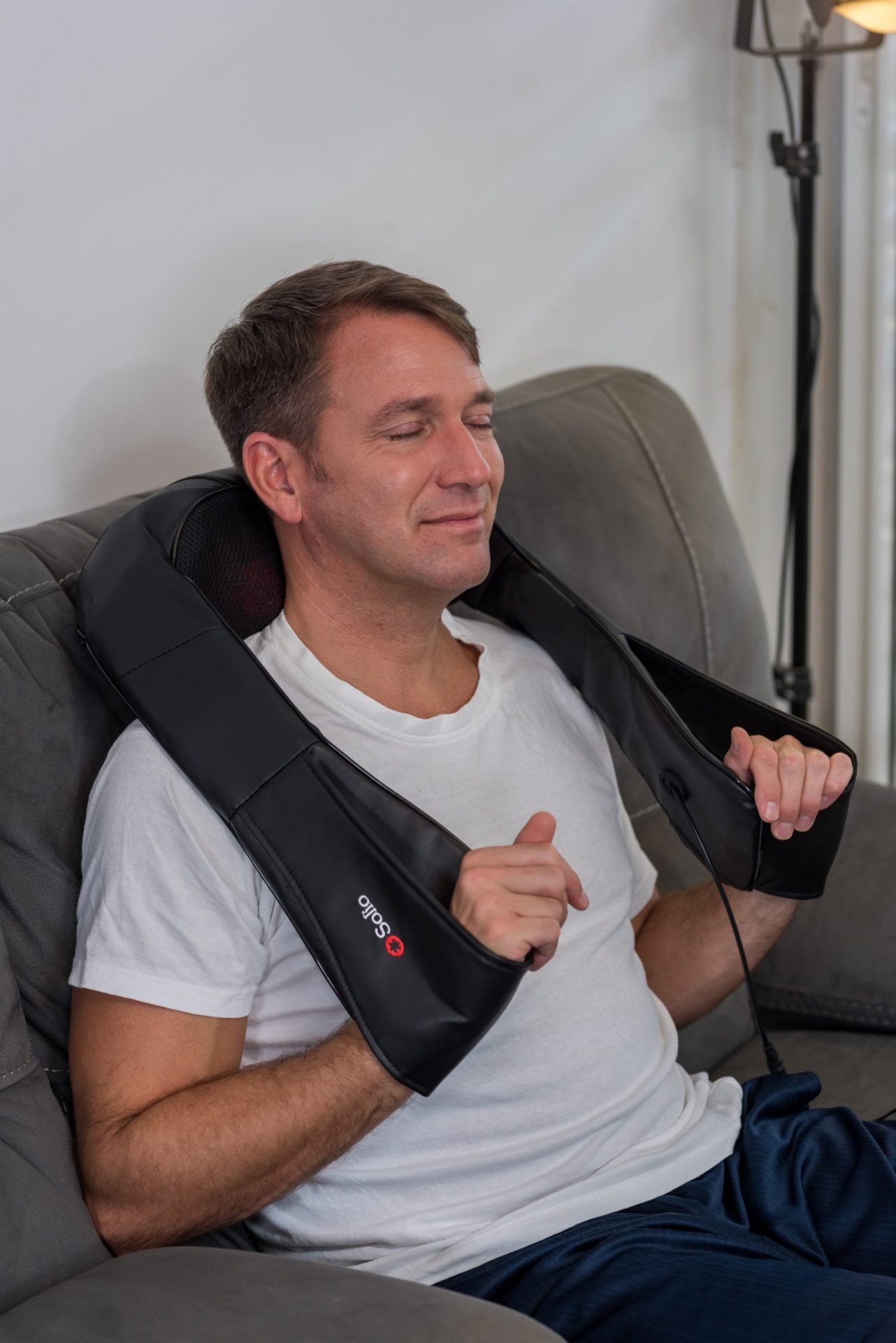 Man sitting nicely and having a neck massage with Solio T-Massager